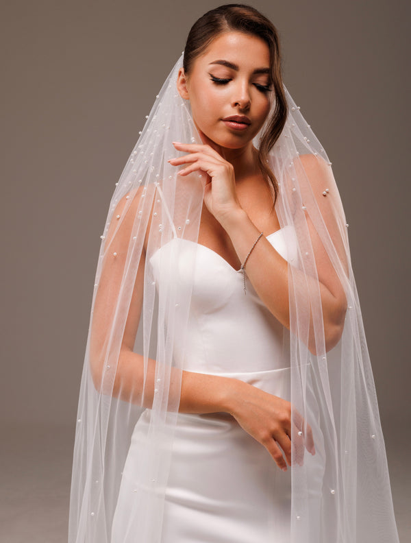 Veil with scattered pearls concentrated at the top, V-2541